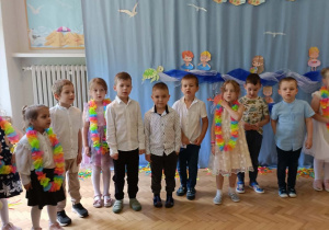 Grupa czerwona podczas występu na zakończenie roku szkolnego.