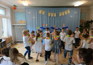 Grupa czerwona podczas występu na zakończenie roku szkolnego.