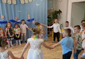 Grupa czerwona podczas występu na zakończenie roku szkolnego.