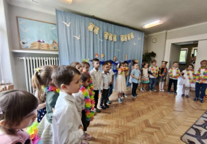 Grupa czerwona podczas występu na zakończenie roku szkolnego.