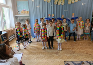 Grupa czerwona podczas występu na zakończenie roku szkolnego.