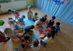 Dzieci z grupy czerwonej podczas wykonywania pracy plastycznej.