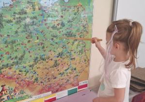 Dzieci poznają mapę Polski.
