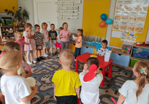 Dzieci śpiewają urodzinowe "Sto lat".