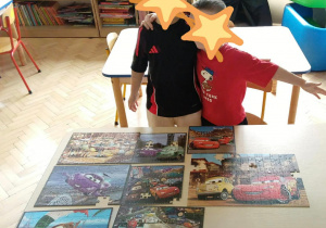 Zadowoleni i dumni z siebie chłopcy skończyli układać 8 zestaw puzzli.