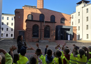 Dzieci na wycieczce w Centralnym Muzeum Włókiennictwa.