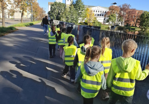 Dzieci na wycieczce w Centralnym Muzeum Włókiennictwa.