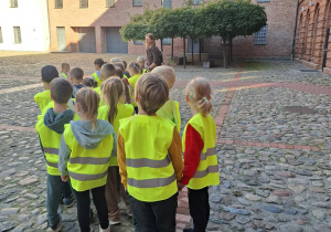 Dzieci na wycieczce w Centralnym Muzeum Włókiennictwa.