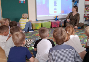 Dzieci podczas warsztatów matematycznych - liczydło soroban.