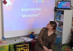 Dzieci podczas warsztatów matematycznych - liczydło soroban.