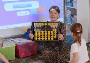 Dzieci podczas warsztatów matematycznych - liczydło soroban.