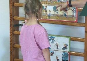 Dzieci podczas quizu "Bezpiecznie się bawimy".