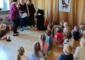 Przedszkolaki dziękują przedstawicielom Fundacji Koty na zakręcie.