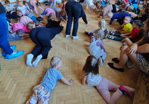 Dzieci wykonują kocią gimnastykę.
