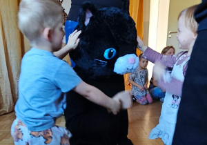 Dzieci zaprzyjaźniają się z Felicją - dużym, pluszowym kotem.