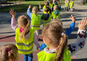 Utrwalanie zasad bezpiecznego poruszania się w ruchu pieszym.