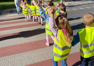 Dzieci przechodzą przez pasy.