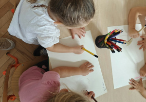 Dzieci pracują w parze.