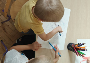 Dzieci pracują w parze.