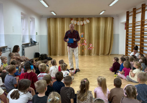 Dzieci oglądają taniec kubański.