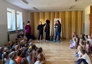 Dzieci oglądają taniec kubański.