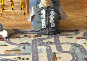 Dzieci biorą udział w spotkaniu z lekarzem.