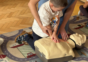 Dzieci biorą udział w spotkaniu z lekarzem.