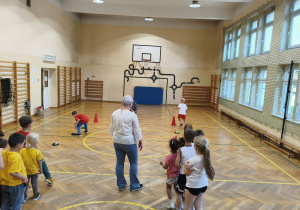 Dzieci podczas zajęć sportowych.