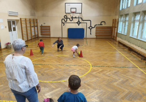 Dzieci podczas zajęć sportowych.