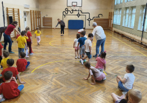 Dzieci podczas zajęć sportowych.