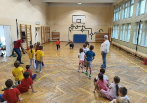 Dzieci podczas zajęć sportowych.