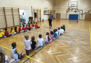 Dzieci podczas zajęć sportowych.