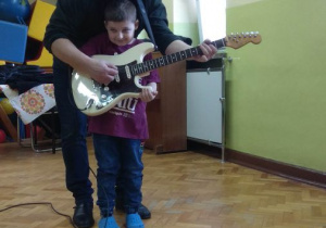 Dziś poznaliśmy gitarę elektryczną. Oj działo się działo. Wspaniały koncert, a jak dzieciaki grały... 