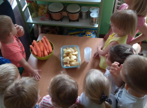 Witaminki, witaminki - robimy sok marchewkowo - jabłkowy.