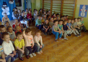 Dzieci oglądają przedstawienie