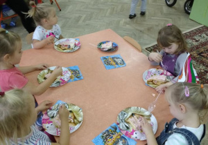 Dzieci częstują się tortem Jasia