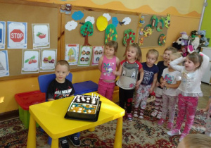 Wspólne zabawy dzieci na urodzinach Przemka