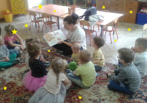Pani Magdalena czyta dzieciom z grupy I