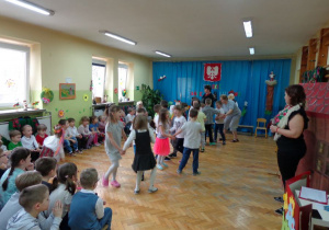 Grupa IV prezentuje taniec ludowy