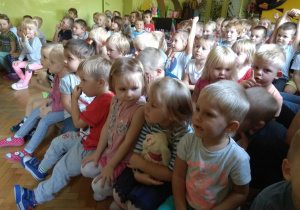Wszystkie dzieci oglądają z zaciekawieniem przedstawienie.