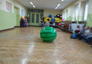 Dzieci z grupy I bawią się na sali gimnastycznej