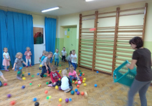 Dzieci z grupy I bawią się na sali gimnastycznej