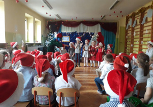 Dzieci podczas "Mikołajkowego" przedstawienia teatralnego