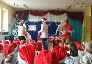 Dzieci podczas "Mikołajkowego" przedstawienia teatralnego