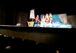 Dzieci z grupy II na przedstawieniu teatralnym "Zośka, piraci i wielka draka" w Teatrze DOM