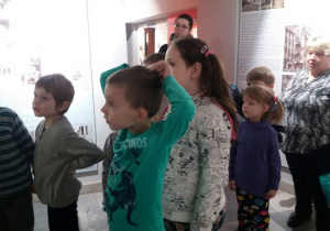 Dzieci na wycieczce w Pałacu Poznańskiego
