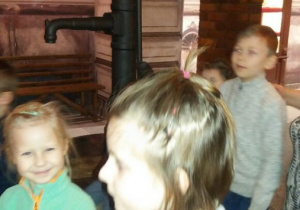 Dzieci na wycieczce w Pałacu Poznańskiego