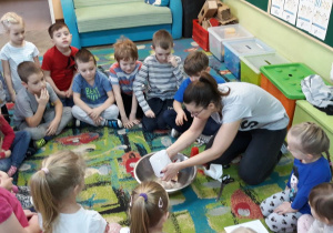 Dzieci z gr. II wykonują eksperyment i pracę plastyczną Wulkan