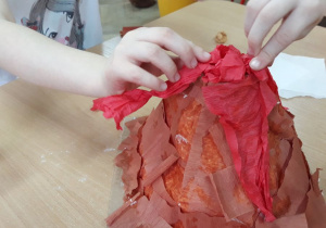 Dzieci z gr. II wykonują eksperyment i pracę plastyczną Wulkan
