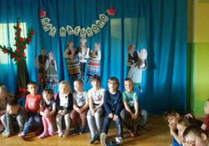 Dzieci z grupy II i IV na prezentacji tanecznej Polskie tańce ludowe
